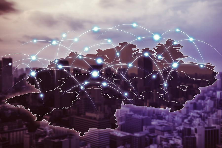 Unzählige halbreisförmige Datenströme über einer lila gefärbten schwebenden Deutschlandkarte, im Hintergrund ist schemenhaft eine Stadt abgebildet.