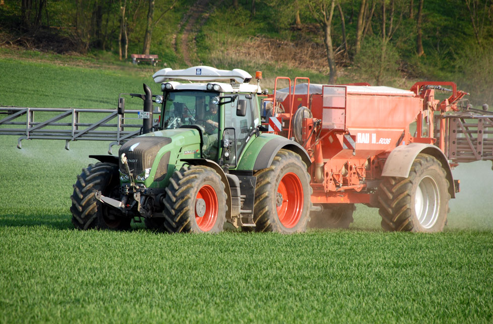 In der Praxis variiert das Ertragspotenzial oft kleinräumig innerhalb eines Schlags. Mithilfe GPS-gestützter Ortungssysteme können Schlepper und Arbeitsgeräte genau navigiert werden. Durch die Kombination neuer Ortungstechniken mit Teilbreitenschaltungen und Randstreuvorrichtungen bei der Düngerausbringung mit teilflächenspezifischen Schlagkarten und Sensortechniken (Precision Farming) kann der Nährstoffbedarf von Pflanzen viel präziser gedeckt werden. Der nach Düngebedarfsermittlung errechnete Düngebedarf kann so zielgerichteter dem Pflanzenbestand zugeführt werden.