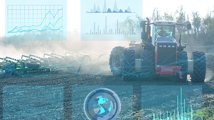 Traktor auf dem Feld, der digitale Techniken nutzen kann.