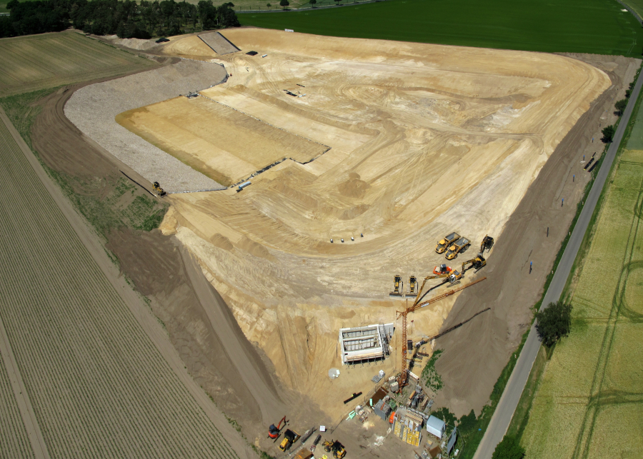 Ein Wasserspeicher mit Vierhundert-Tausend Kubikmetern Volumen wird gezeigt.