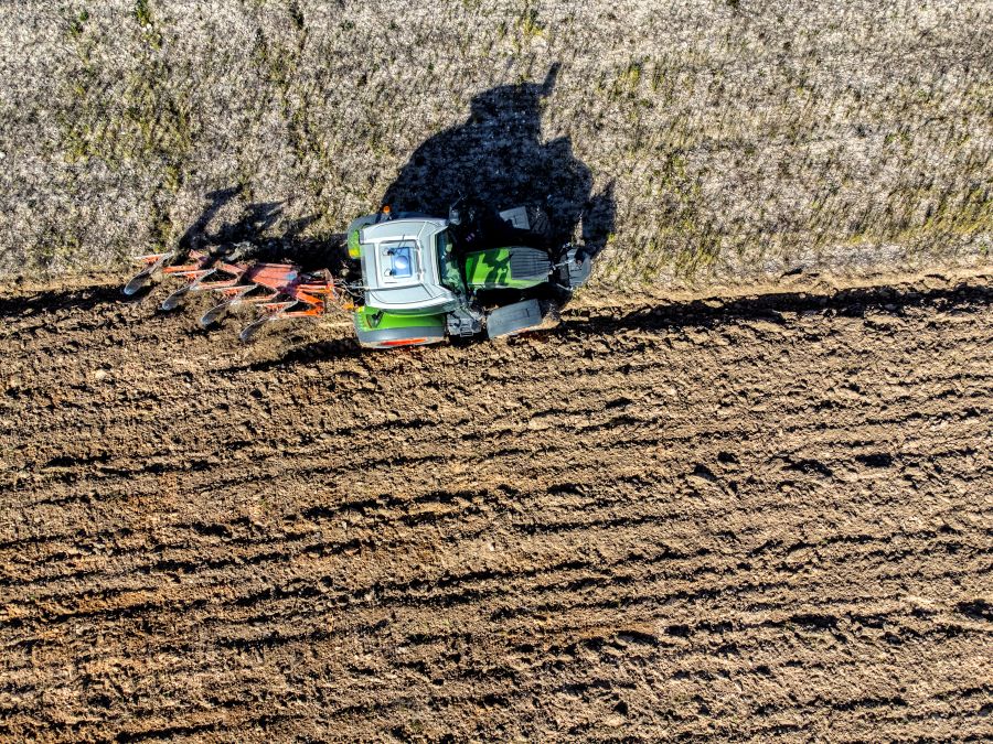 Traktor pflügt ein Feld.