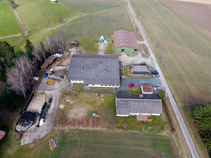 Luftaufnahme von einem Bauernhof mit Ackerflächen