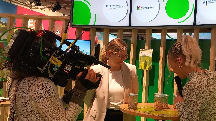 Interview am Stand des Bundesinformationszentrums Landwirtschaft auf der Grünen Woche in Berlin