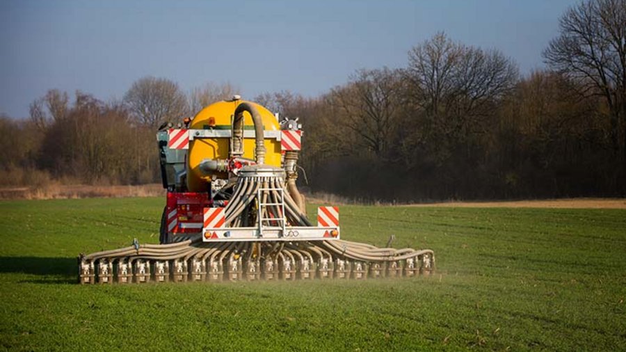 Traktor mit Schleppschlauch. Bild: DieterMeyrl/iStock/Getty Images Plus via Getty Images