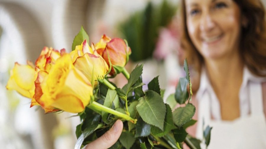 Frau mit Schnittblumen in den Händen