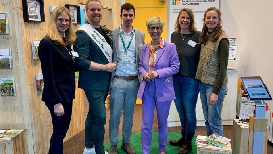 Die erste männliche Deutsche Blumenfee war gemeinsam mit der Präsidentin des Zentralverbands Gartenbau zu Gast am Messestand des BZL-Stand.Messestand des Bundesinformationszentrums Landwirtschaft auf der Internationalen Pflanzenmesse in Essen.