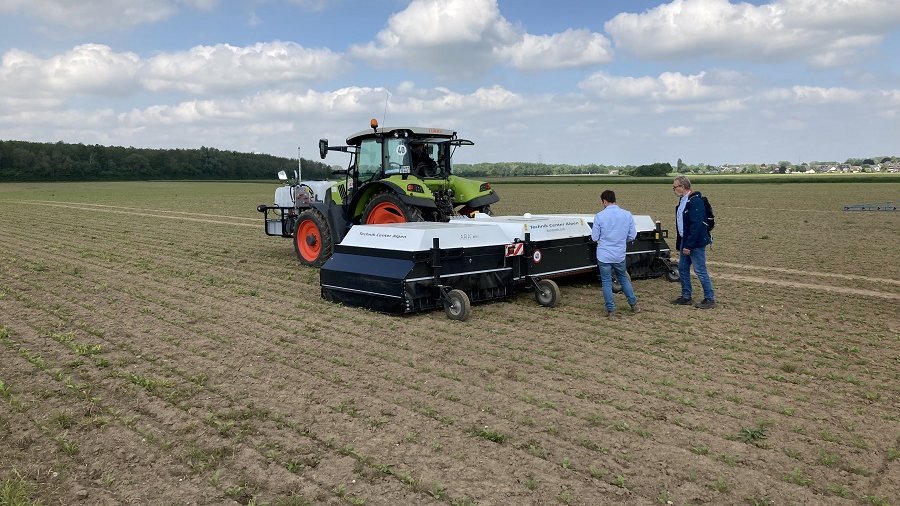 Traktor mit smartem System zur Unkrautbehandlung