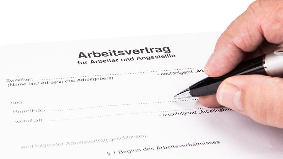 Ausgedruckter Arbeitsvertrag auf weißem Tisch, nur Überschrift sowie Namens- und Adressfelder ohne Einträge zu sehen. Bild: hayo/stock.adobe.com