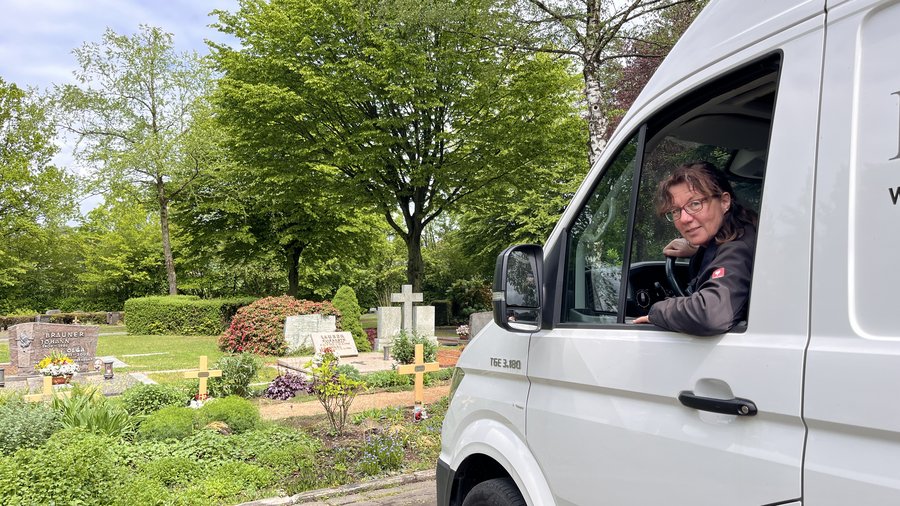 Iris Wolf schaut aus dem Fahrerfenster ihres Transporters und lacht.