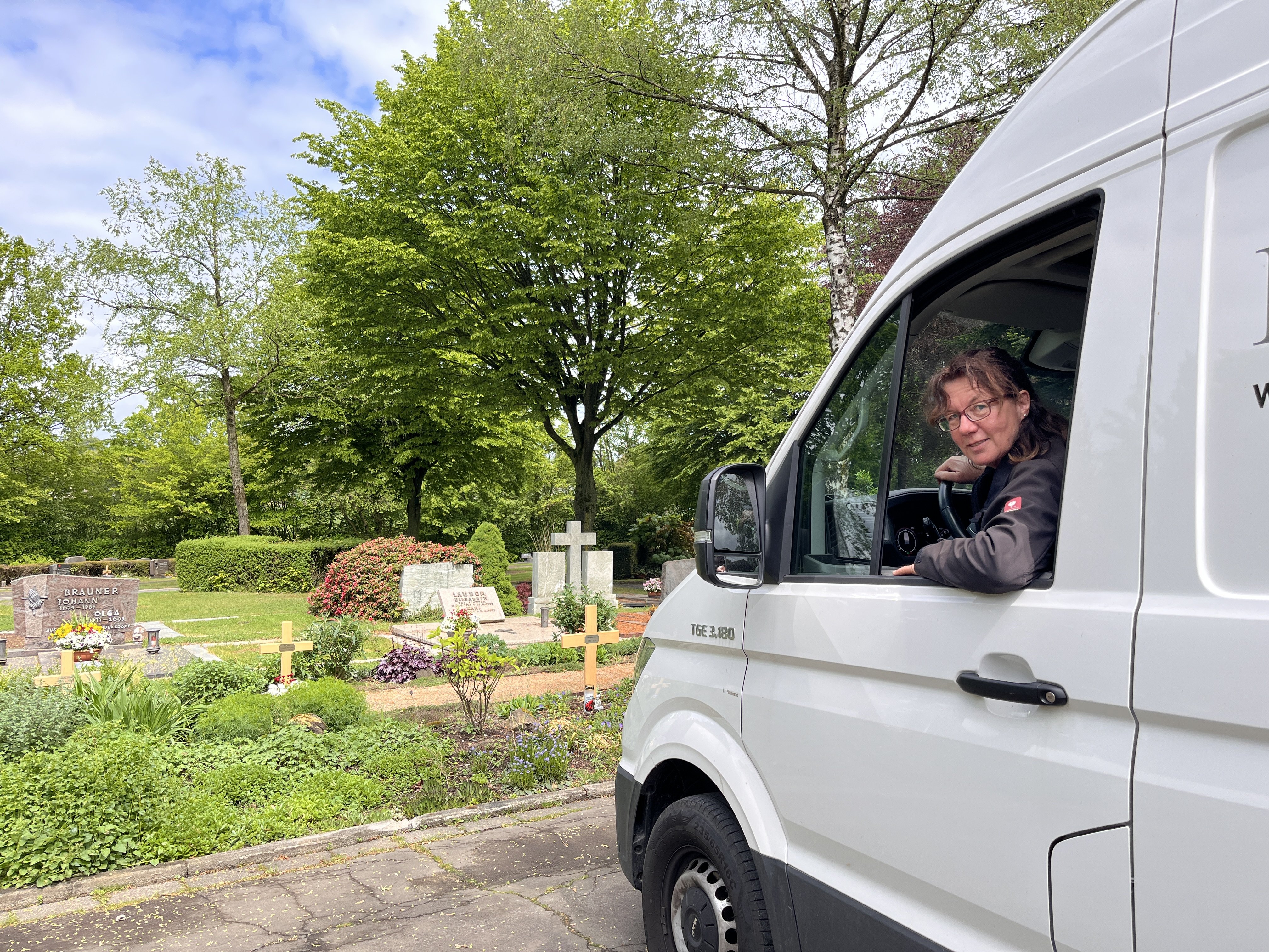 Iris Wolf schaut aus dem Fahrerfenster ihres Transporters und lacht.