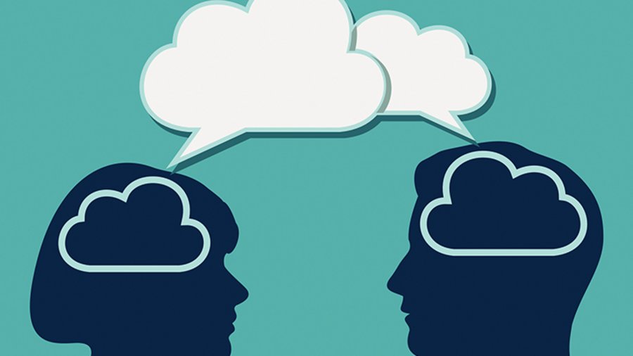 zwei Köpfe mit darüber schwebenden Gedankenblasen