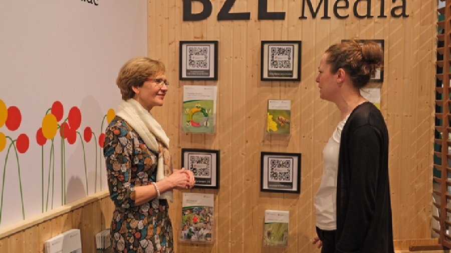 Die Präsidentin der Bundesanstalt für Landwirtschaft und Ernährung Frau Büning-Fesel und eine Mitarbeiterin auf dem Stand des Bundesinformationszentrums Landwirtschaft auf der Grünen Woche in Berlin im Jahr 2025