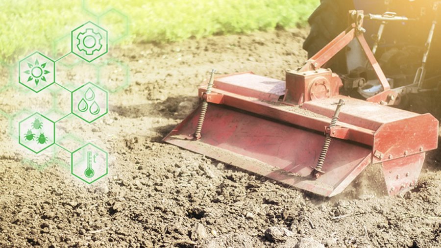 Traktor auf einem Feld bei der Bodenbearbeitung. Daneben sind fünf Symbole zu sehen: ein Zahnrad, eine Sonne, Wassertropfen, Insekten und ein Thermometer.
