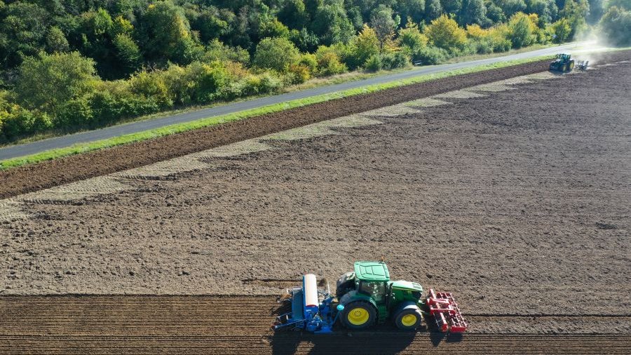 Zwei Traktoren fahren über ein Feld. Quelle: Landpixel.de 