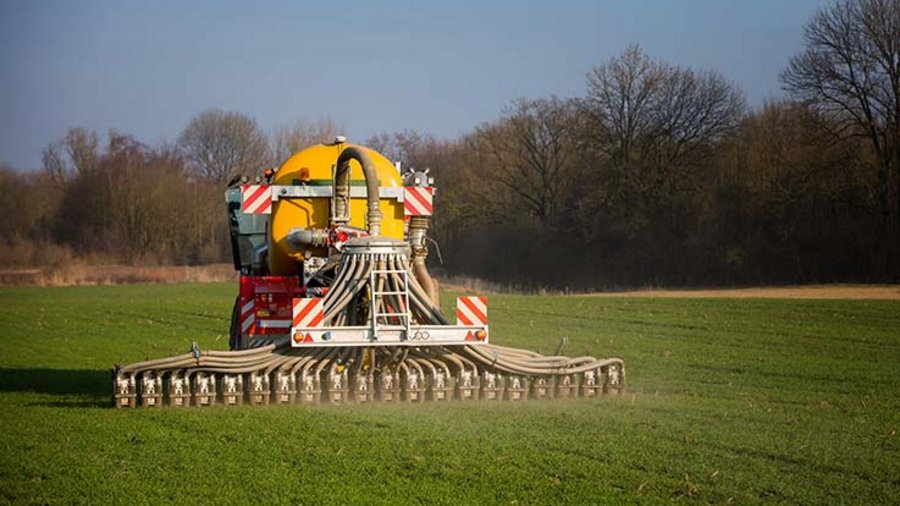 Traktor mit Schleppschlauch. Bild: DieterMeyrl/iStock/Getty Images Plus via Getty Images