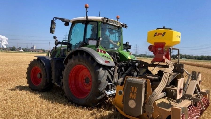 Schlepper mit Mulcher und Aussaattechnik