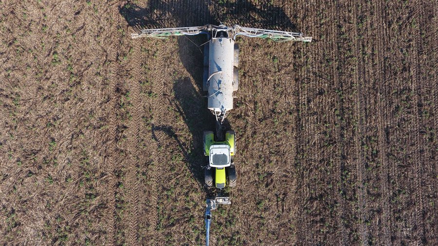 Traktor mit Güllefass und Schleppschlauch