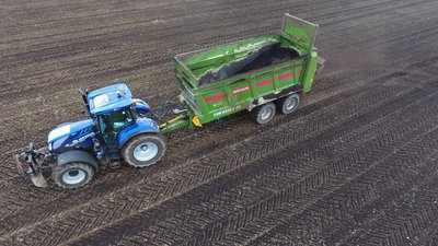 Kompoststreuer mit Schlepper auf Acker