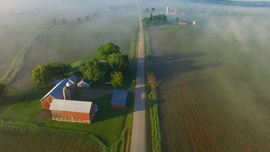 Bauernhof von Nebel umgeben. Bild: JamesBay/E+/Getty Images Plus via Getty Images