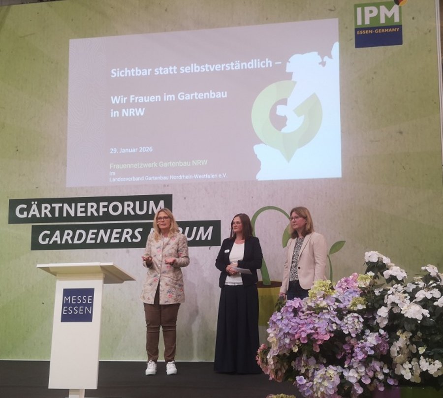 Beate Schönges spricht auf einer Messebühne zum Thema Sichtbarkeit von Frauen im Gartenbau.