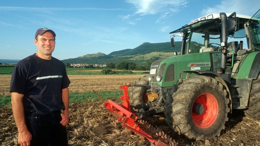 Landwirt mit Traktor auf einem Acker