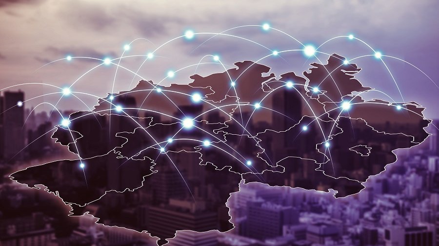 Unzählige halbreisförmige Datenströme über einer lila gefärbten schwebenden Deutschlandkarte, im Hintergrund ist schemenhaft eine Stadt abgebildet.