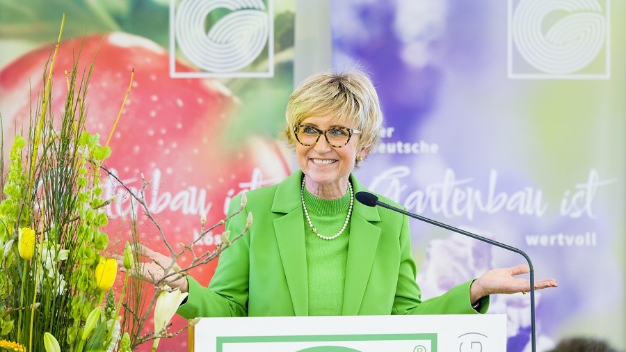Frau Kähler-Theuerkauf hält einen Vortrag und lächelt ins Publikum