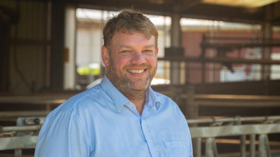 Der Landwirt Thomas Andresen steht in einem Stall.