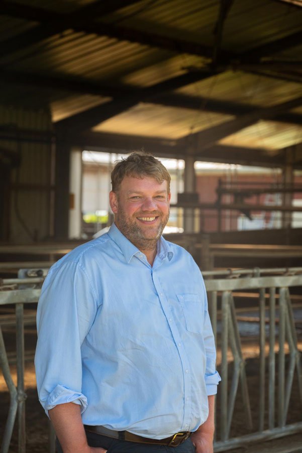 Der Landwirt Thomas Andresen steht in einem Stall.