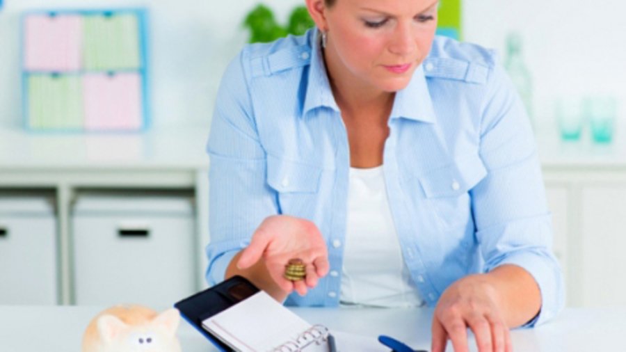 Eine Frau Sitz an einem Schreibtisch mit Dokumenten. Bild: picture factory - Fotolia.com