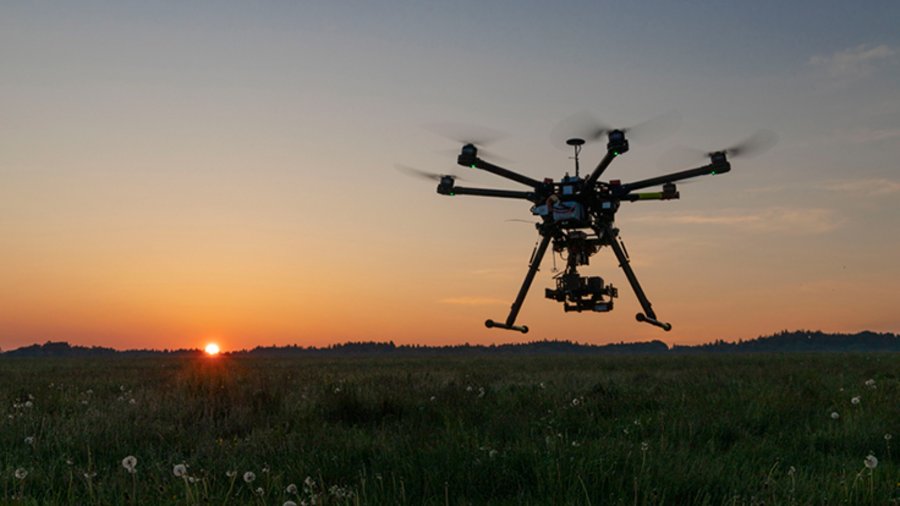 Drohne über einer Wiese