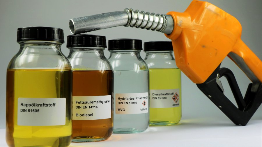 Laborflaschen mit verschiedenen Kaftstoffen.