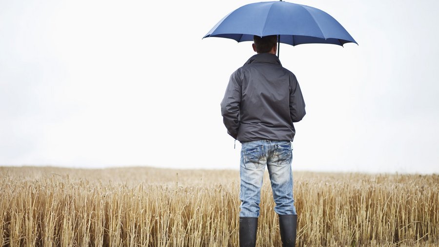 Mann mit Regenschirm