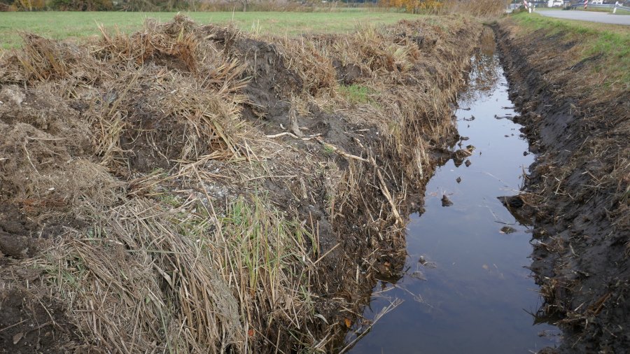Eine Drainage verläuft entlang eines Feldes.