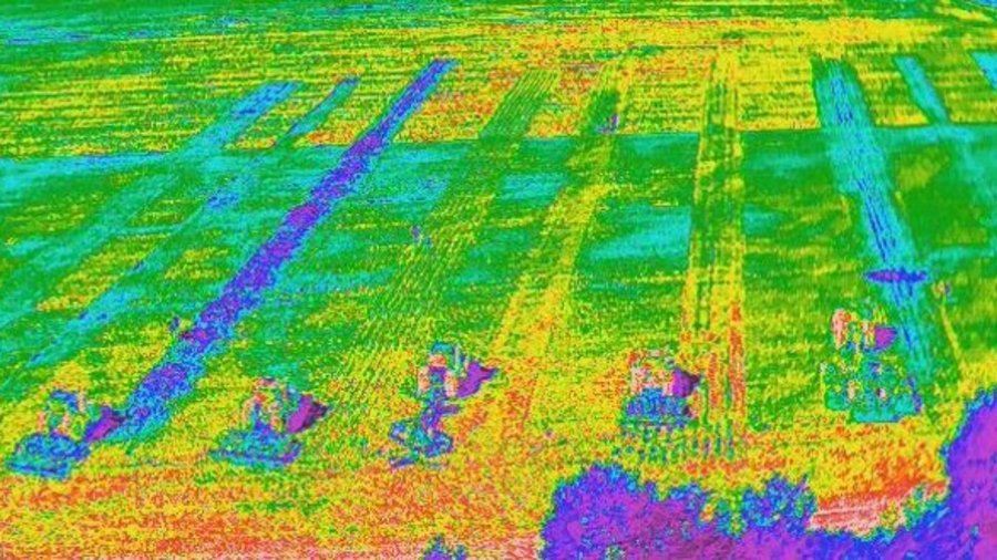 Eine thermische Aufnahme von mehreren Spuren die durch flache Bodenbearbeitung bearbeitet wurden.