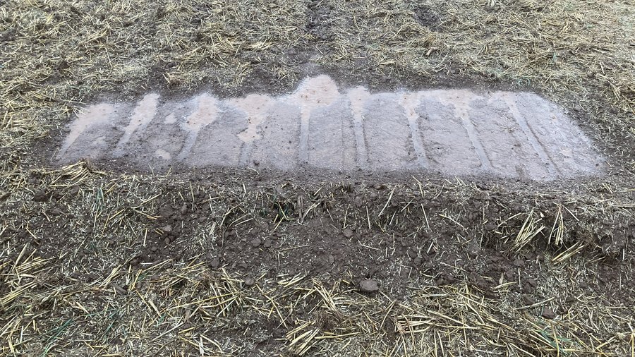 Nahaufnahme eines Bodens bearbeitet mit einem Universalgrubber.