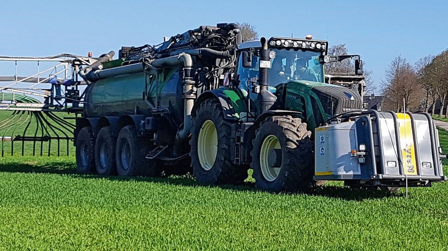 Eine vergleichsweise kostengünstige Methode zur Erhöhung der Stickstoffeffizienz ist die Ansäuerung von flüssigen Wirtschaftsdüngern. Die Gülleansäuerung kann im Stall, im Güllelager und bei der Feldausbringung erfolgen. Die Ansäuerung bei der Ausbringung ist am einfachsten umsetzbar und mit den geringsten Investitionen verbunden. Diese Anwendung wird in Dänemark bereits seit mehreren Jahren erfolgreich angewendet. In Deutschland ist die rechtliche Lage für die Anwendung des Verfahrens derzeit noch nicht eindgültig geregelt.  Die Ansäuerung erfolgt mithilfe von Schwefelsäure, einem Abfallprodukt der Industrie, während der Überfahrt auf dem Feld. Das Verfahren kann mit der Schleppschlauch- und Schlitztechnik kombiniert werden. Durch die Absenkung des pH-Werts wird der Übergang von pflanzenverfügbarem Ammonium zum flüchtigen Ammoniak stark vermindert. Laut KTBL können die Ammoniakemissionen durch dieses Verfahren bei Rindergülle um 55 Prozent und bei Schweinegülle um 65 Prozent verringert werden. 