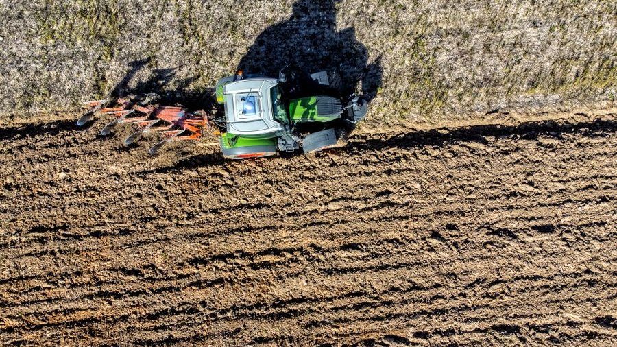 Traktor pflügt ein Feld.