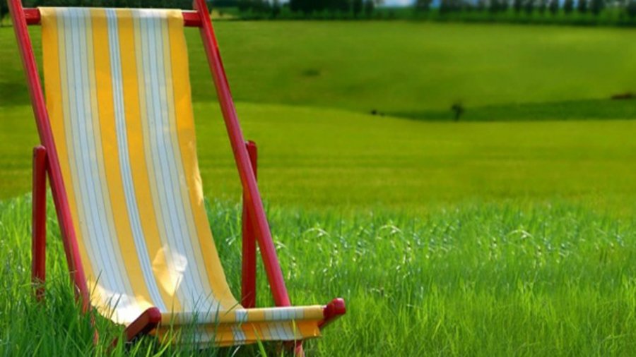 Sonnenliege auf einer Wiese. Bild: Stefan Körber/Fotolia.com 