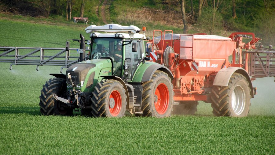 In der Praxis variiert das Ertragspotenzial oft kleinräumig innerhalb eines Schlags. Mithilfe GPS-gestützter Ortungssysteme können Schlepper und Arbeitsgeräte genau navigiert werden. Durch die Kombination neuer Ortungstechniken mit Teilbreitenschaltungen und Randstreuvorrichtungen bei der Düngerausbringung mit teilflächenspezifischen Schlagkarten und Sensortechniken (Precision Farming) kann der Nährstoffbedarf von Pflanzen viel präziser gedeckt werden. Der nach Düngebedarfsermittlung errechnete Düngebedarf kann so zielgerichteter dem Pflanzenbestand zugeführt werden.