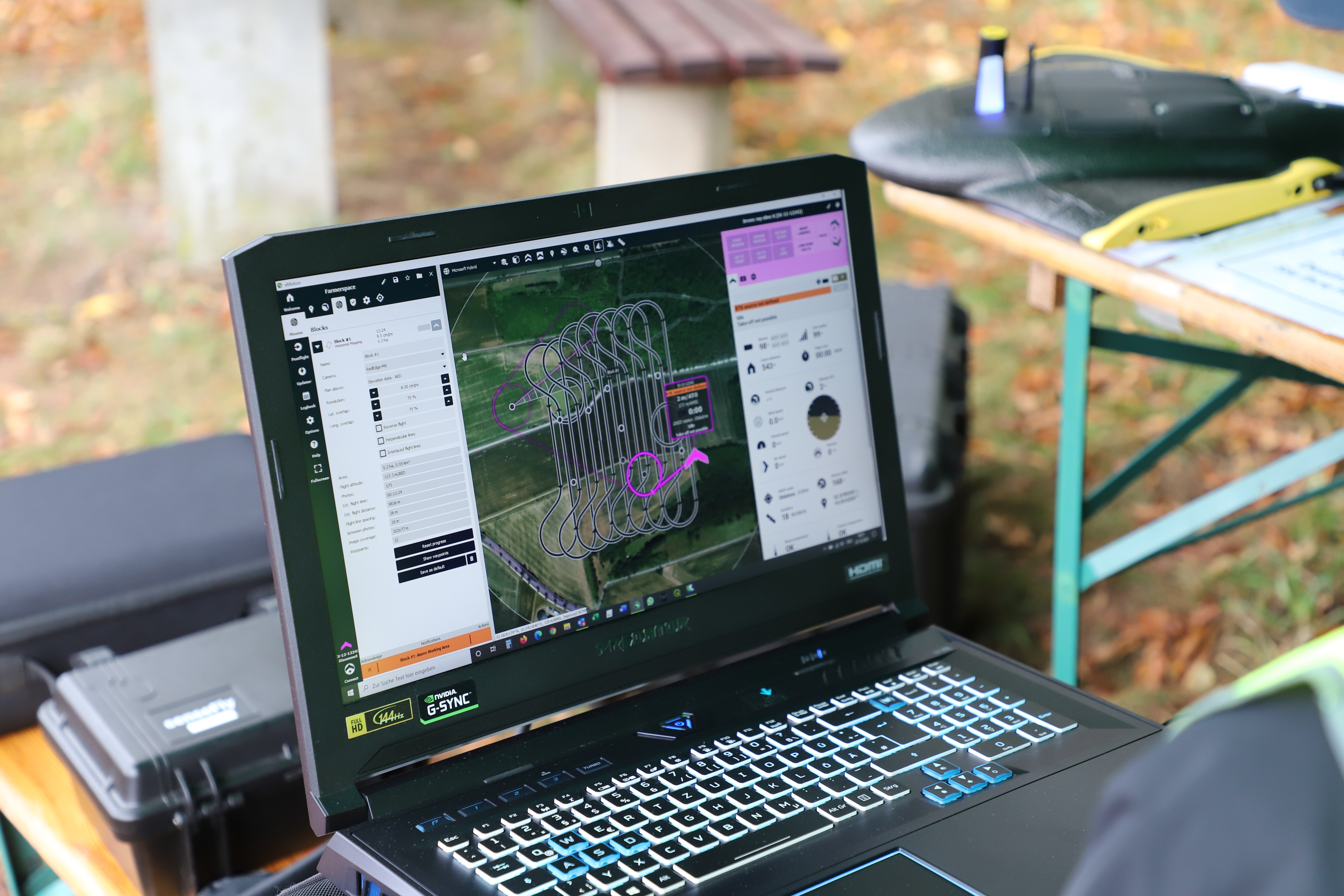 Auf dem Bildschirm eines Laptops sind Routenplanungen für das Feld zu sehen.