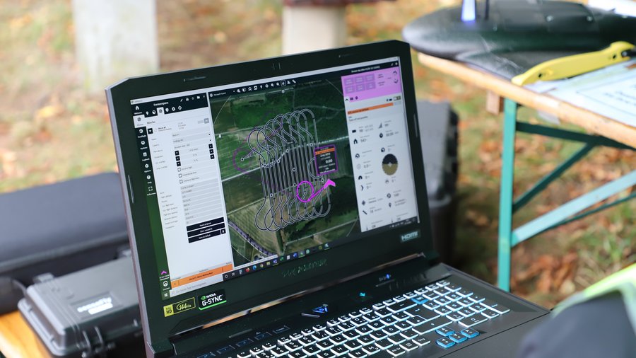 Auf dem Bildschirm eines Laptops sind Routenplanungen für das Feld zu sehen.