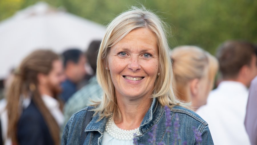Zu sehen ist ein Portrait von Beate Schönges.