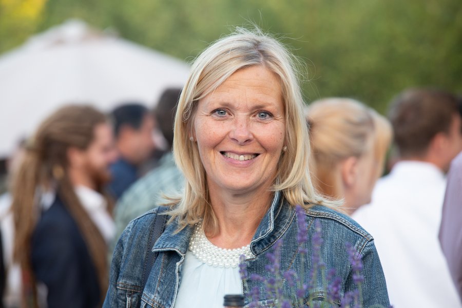 Zu sehen ist ein Portrait von Beate Schönges.