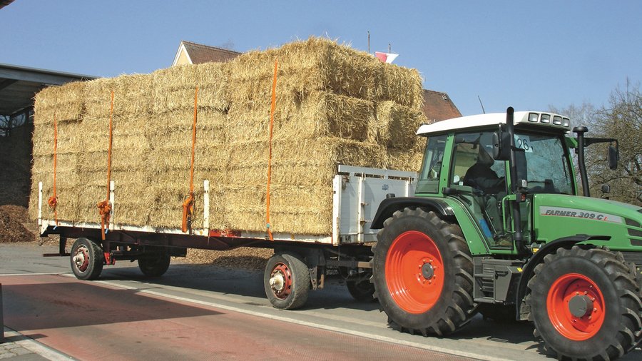 LKW mit Heu abgesichert mit Gurten, Klick führt zu Großansicht im neuen Fenster