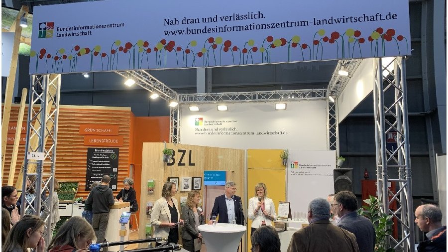 Messestand des Bundesinformationszentrums Landwirtschaft auf der Internationalen Pflanzenmesse (IPM)