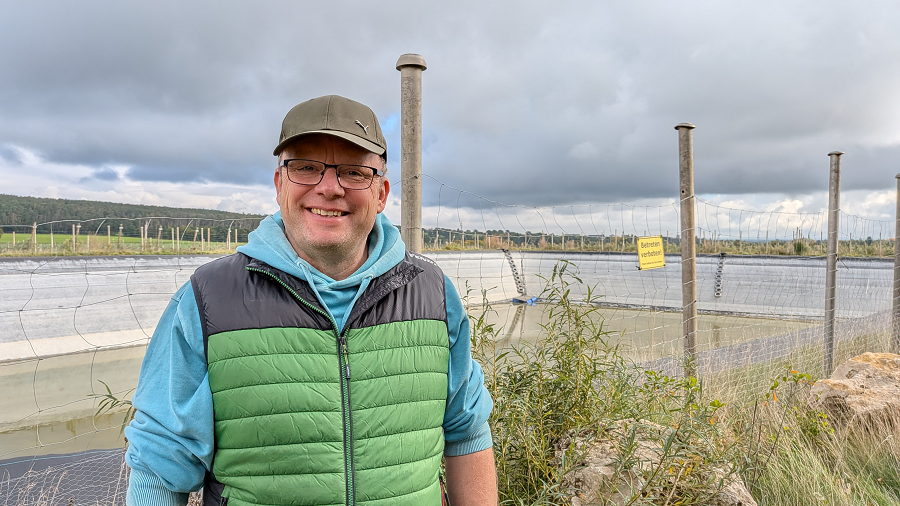 Zu sehen ist Manfred Winkler vor seinem Erdfolienbecken.