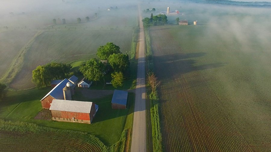 Bauernhof von Nebel umgeben. Bild: JamesBay/E+/Getty Images Plus via Getty Images