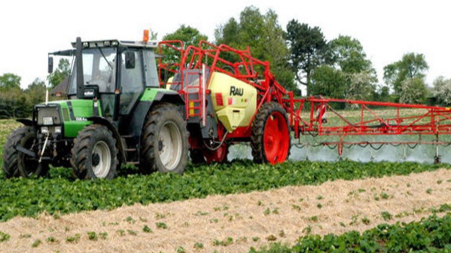 Pflanzenschutzspritze im Einsatz auf einem Erdbeerfeld