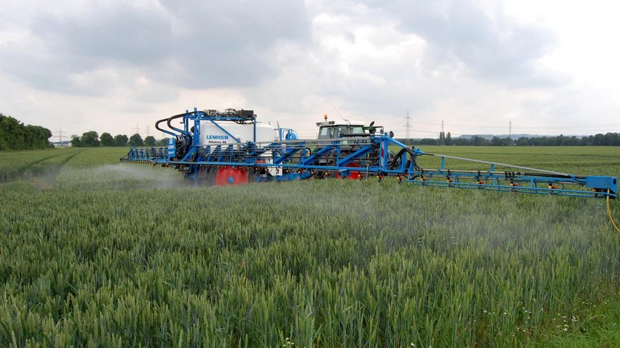 Planzenschutz wird auf das Feld gespritzt